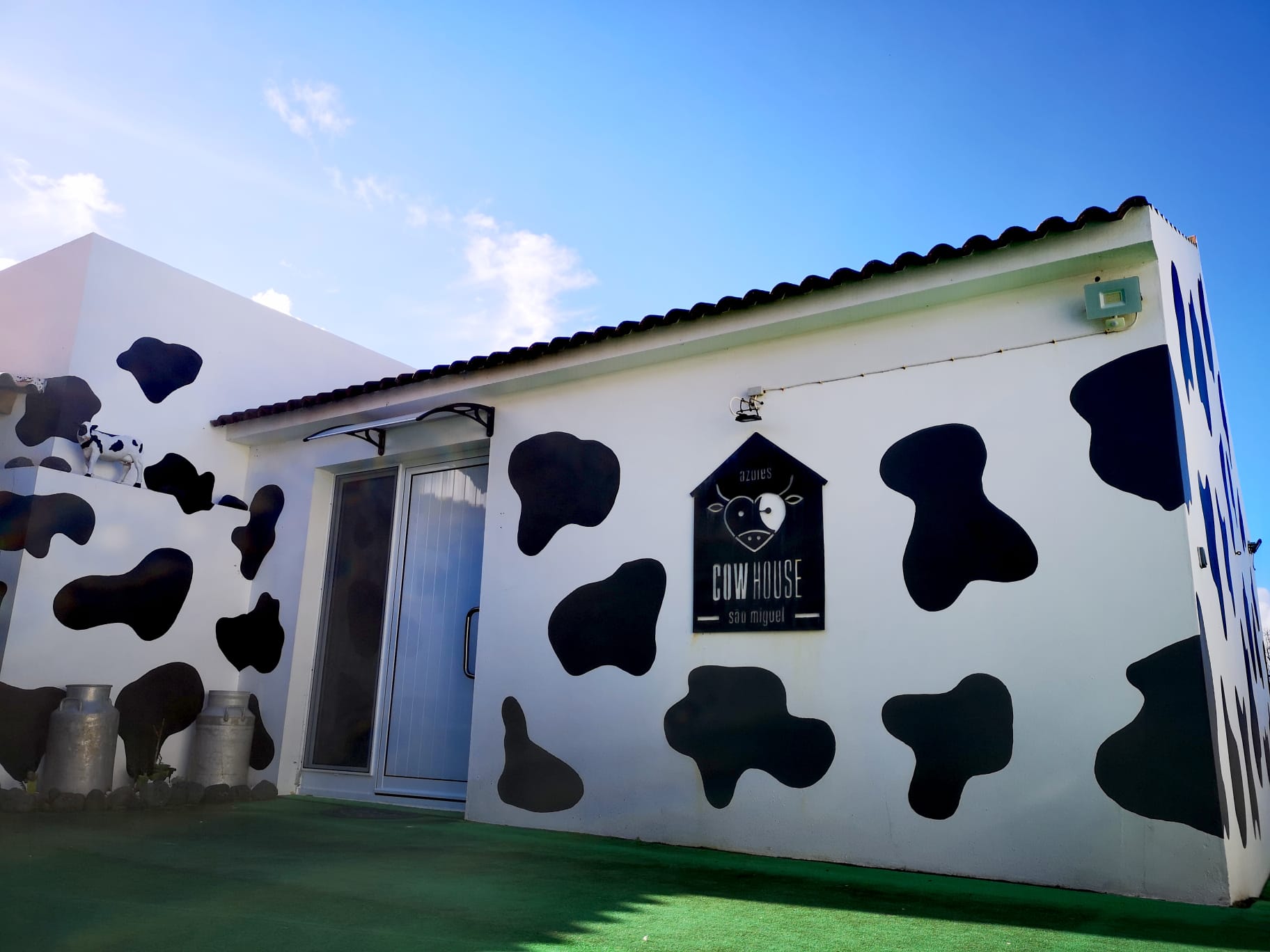 Fachada da Azores Cow House com o cartaz de vaca