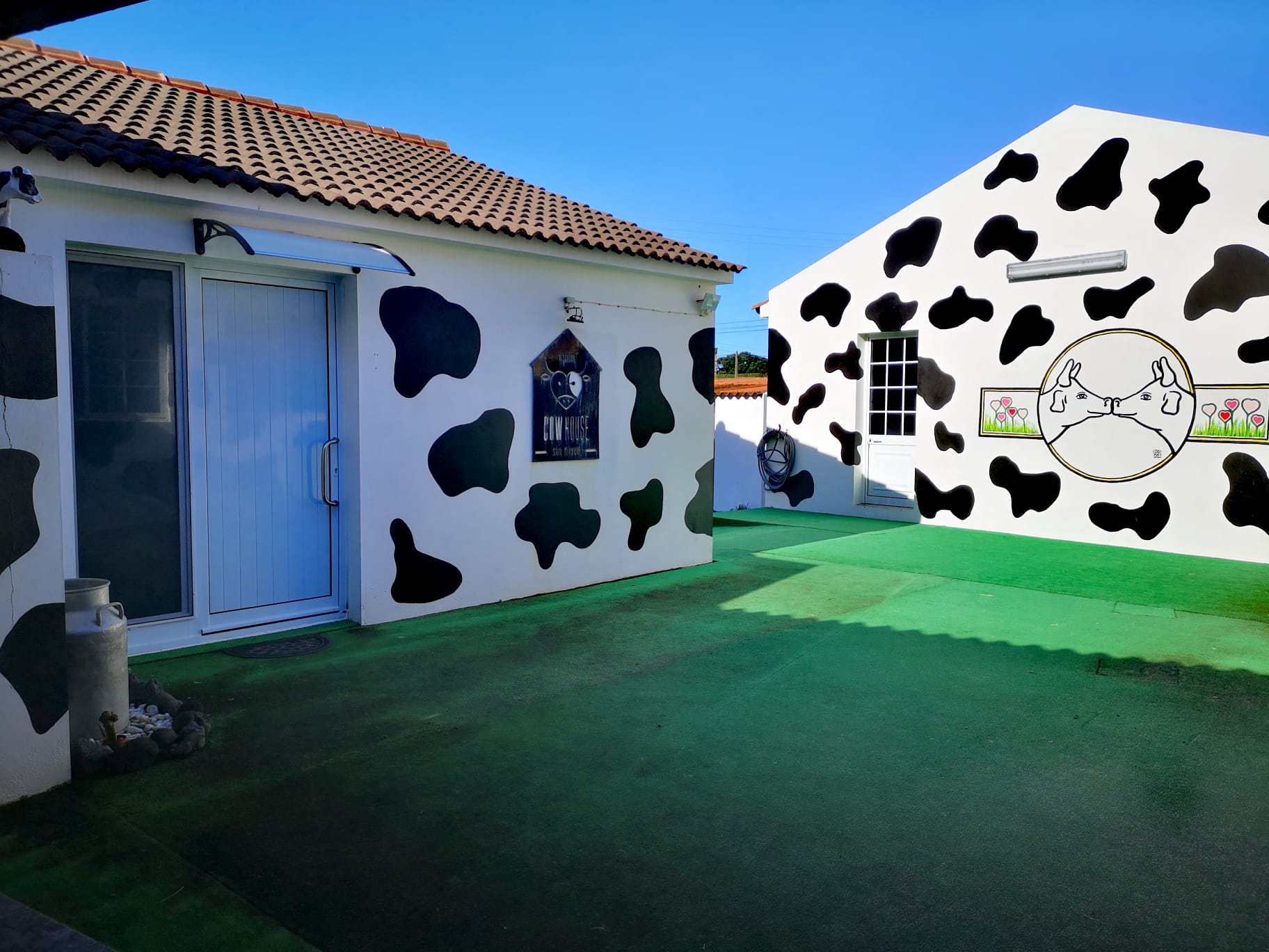 Fachada da casa com o mural das vacas